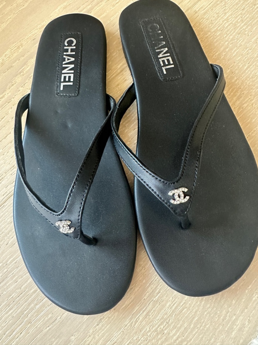CHANEL Black Leather CC Logo Flip Flop Sandals - size 39 - Picture 3 of 4